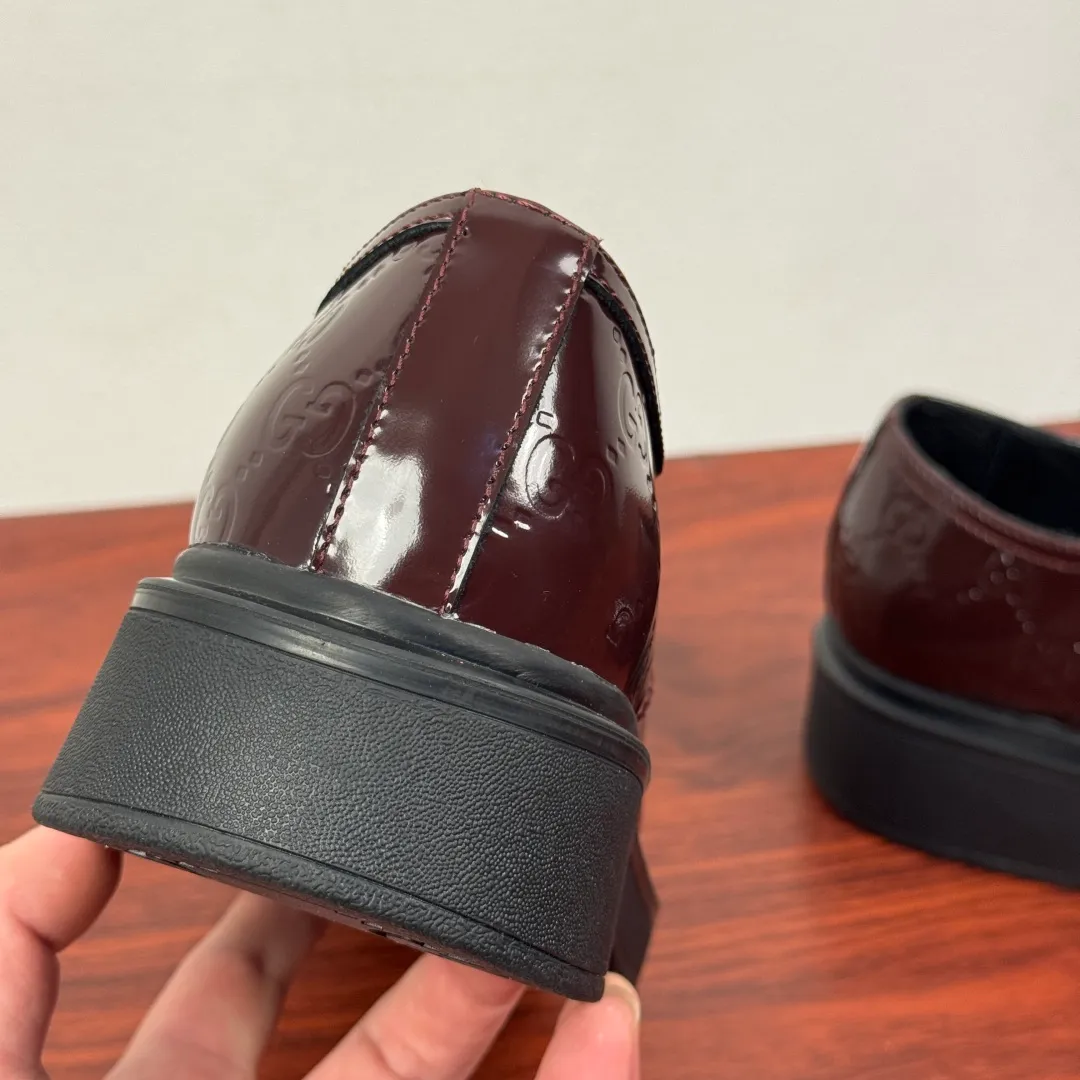 Batch 780 Gucci/Gucci new men's lace-up shoes with GG details, glossy cow leather derby shoes! Rooted in the brand's heritage, these men's lace-up shoes are crafted from premium open-edge beaded calf leather and feature GG-print embossed suede details in homage to Gucci's iconic monogram. The rubber sole decorated with GG pattern adds a touch of modern fashion to this design. Typical three-joint style design. European and American classic version, full calfskin lining. The overall upper texture is soft and the lining is comfortable and breathable. 2CM thickened soft rubber sole, easy to control. Versatile and stylish upper foot, multiple colors available to meet different matching needs, complete package! Size: 39-40-41-42-43-44 leather shoe size (38.45.46 can be customized) Item number: 7826Z open edge beads burgundy